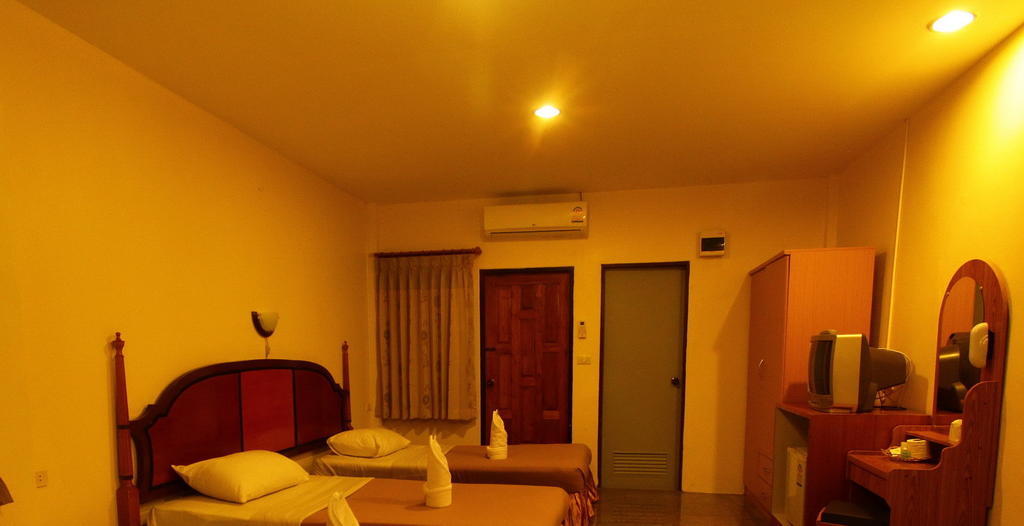 Star Light Beach Resort And Restaurant チュンポーン 部屋 写真